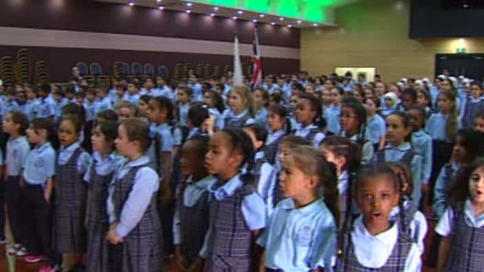 Infants and primary students at Al Amanah College sing the national anthem. (Photo: SBS News)