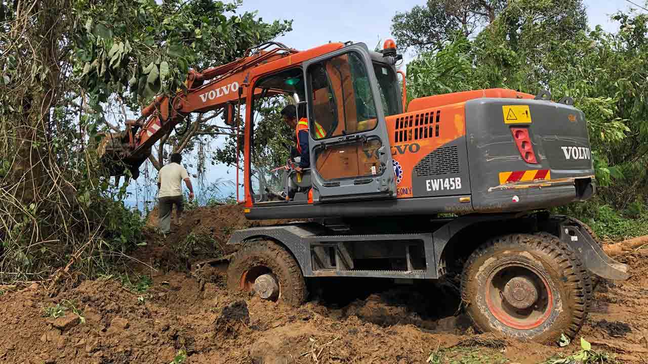 Benguet province: Roads are being cleared after the typhoon.