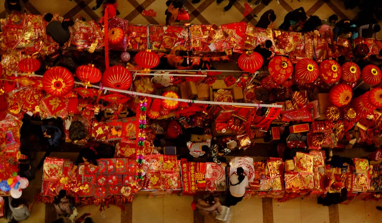 Crowds pack shopping centres making last minute decoration, gift and food purchases for the Lunar new year. (Katrina Yu)