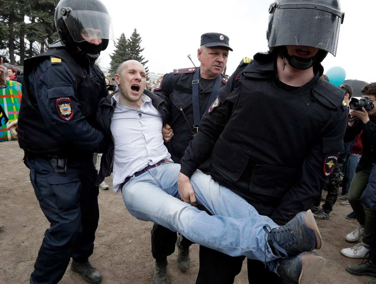 Police detain a protester during anti corruption rally in St.Petersburg, Russia, Monday, June 12, 2017. (AAP)