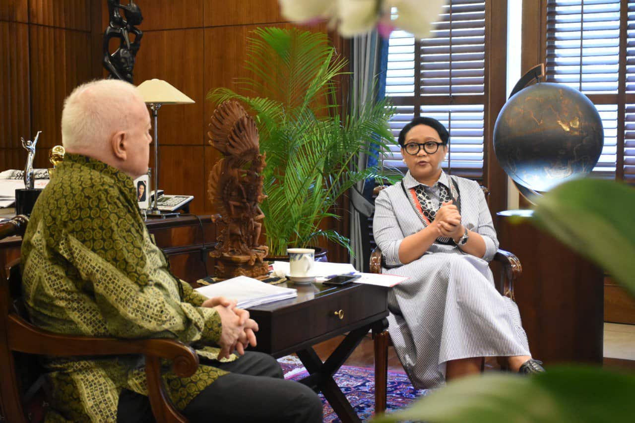 Indonesian foreign minister Retno Marsudi and Australian Ambassador to Indonesia Gary Quinlan.