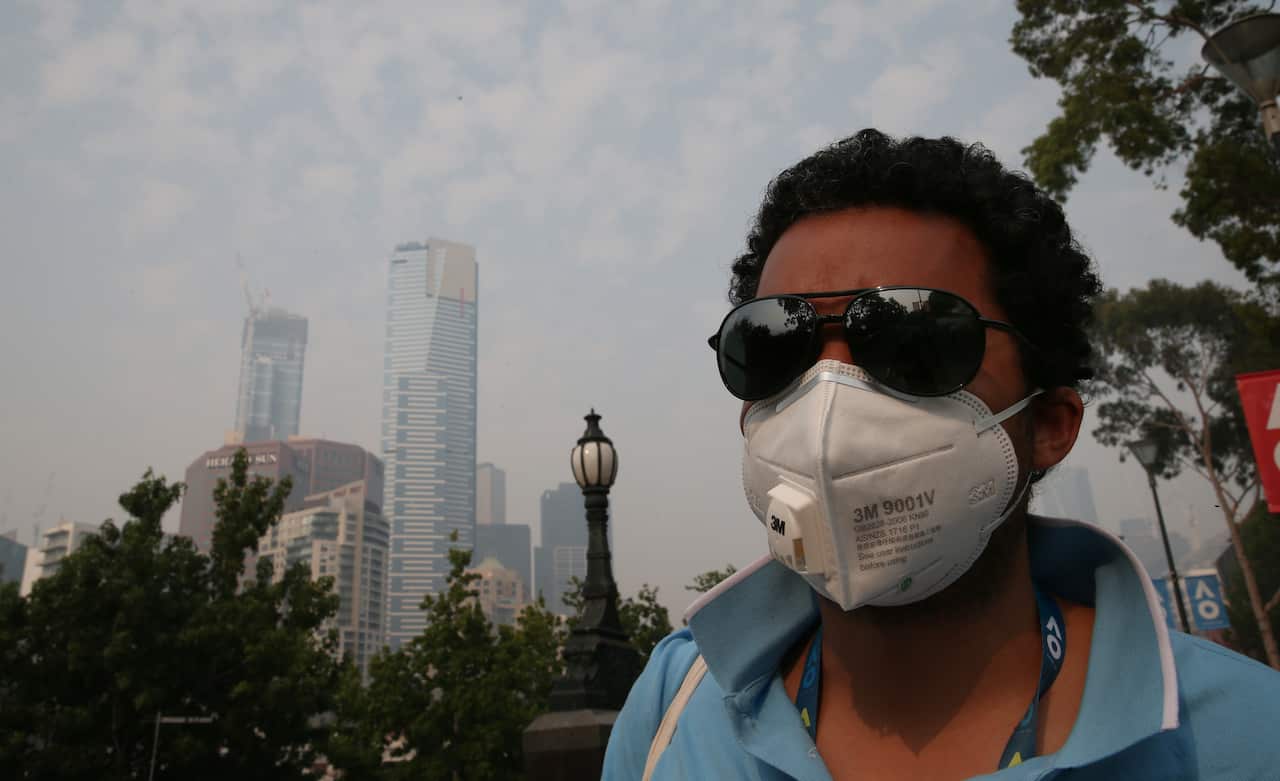 Smoke haze from the bushfires continues to hang over Melbourne. 