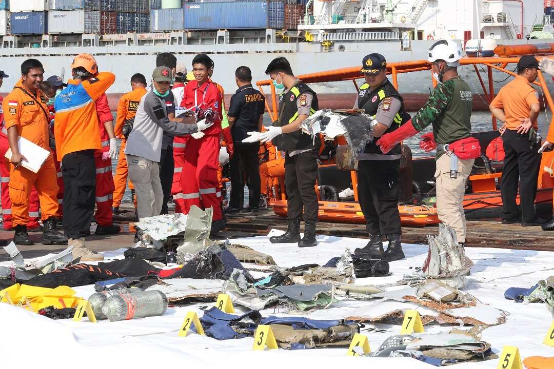 Indonesian rescuers have found passengers' belongings and debris, but are yet to locate the main body of the plane. 