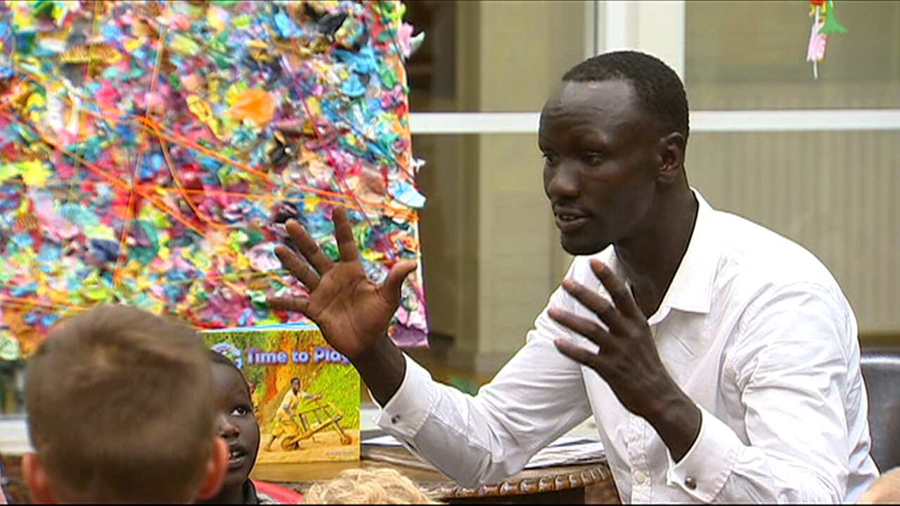 Deng Adut speaking to the children (SBS)