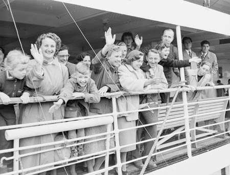 The 50,000th Dutch migrantarrives in Australia aboard the Sibajak in 1954.