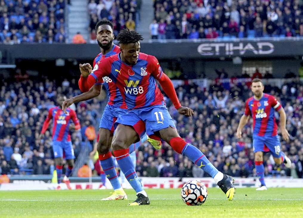 Crystal Palace's Wilfried Zaha scores during the English Premier League football match in Manchester, England on 30 October 2021.
