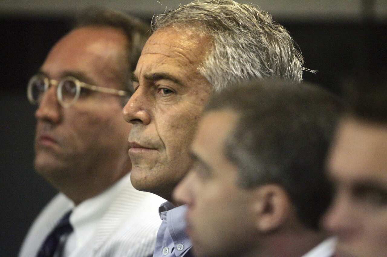 Jeffrey Epstein (center) in a Palm Beach County courtroom on July 30, 2008.