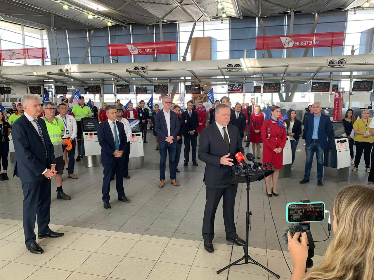 Opposition leader Anthony Albanese has slammed the Government's refusal to offer Virgin a bailout.