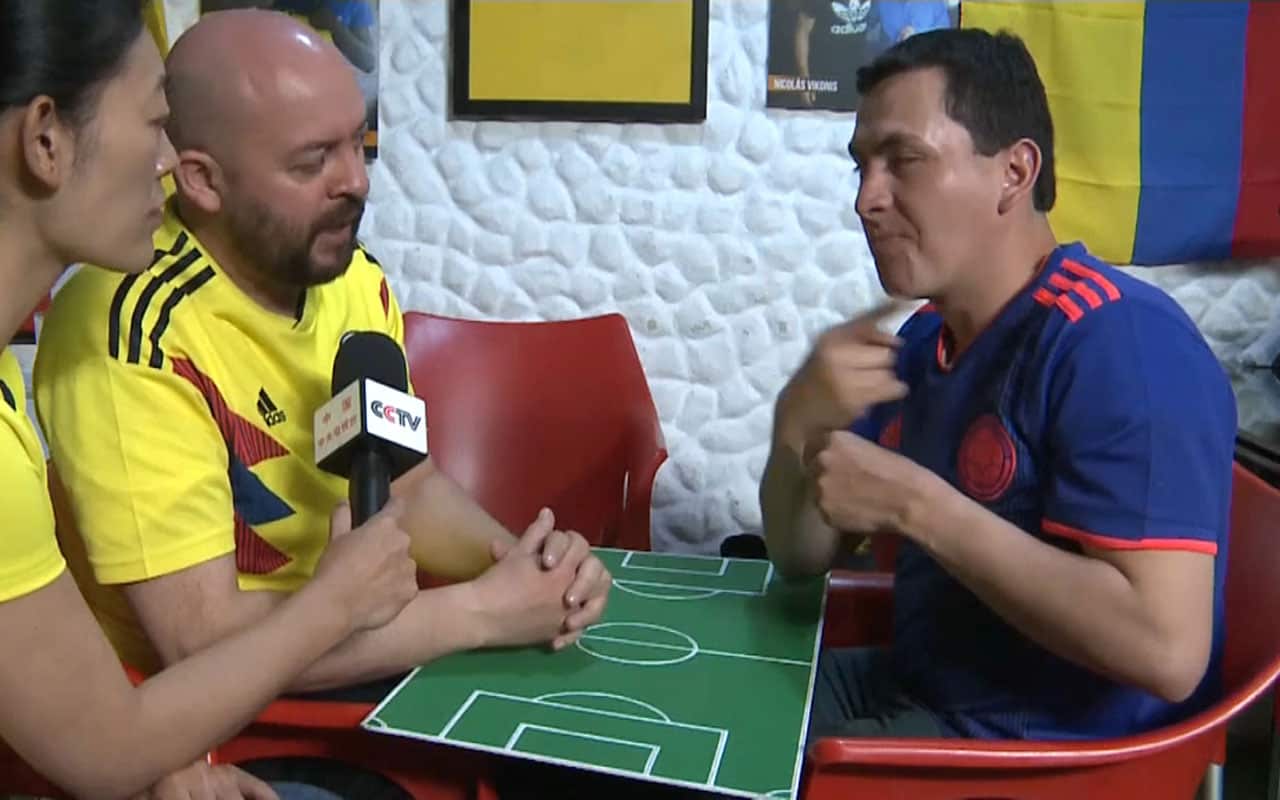 Daza learned sign language in order to communicate a football match to Gallego.