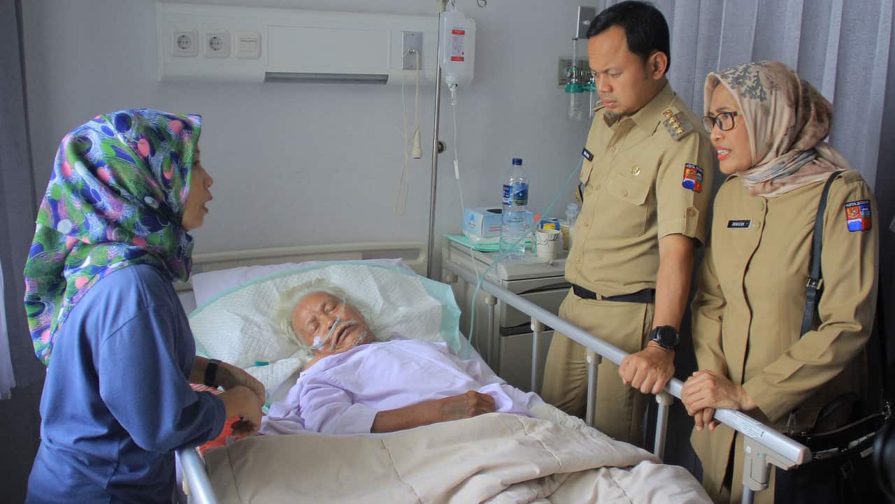 The Mayor of Bogor, Bima Arya (right two) visited the officers of the Voting Organizing Group (KPPS) in the Hospital, Bogor.