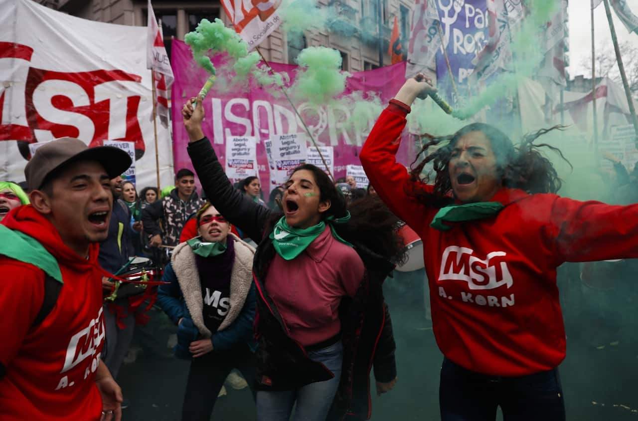 Hundreds of people demonstrate in support of the abortion bill outside the Senate in Buenos Aires, Argentina, 08 August 2018. 