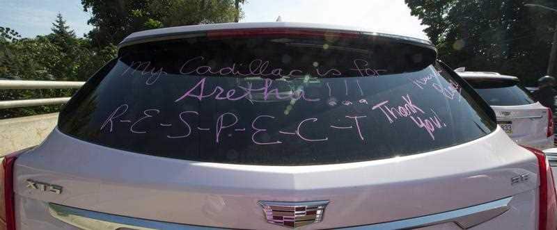 Fans pay their respect to the legendary singer.