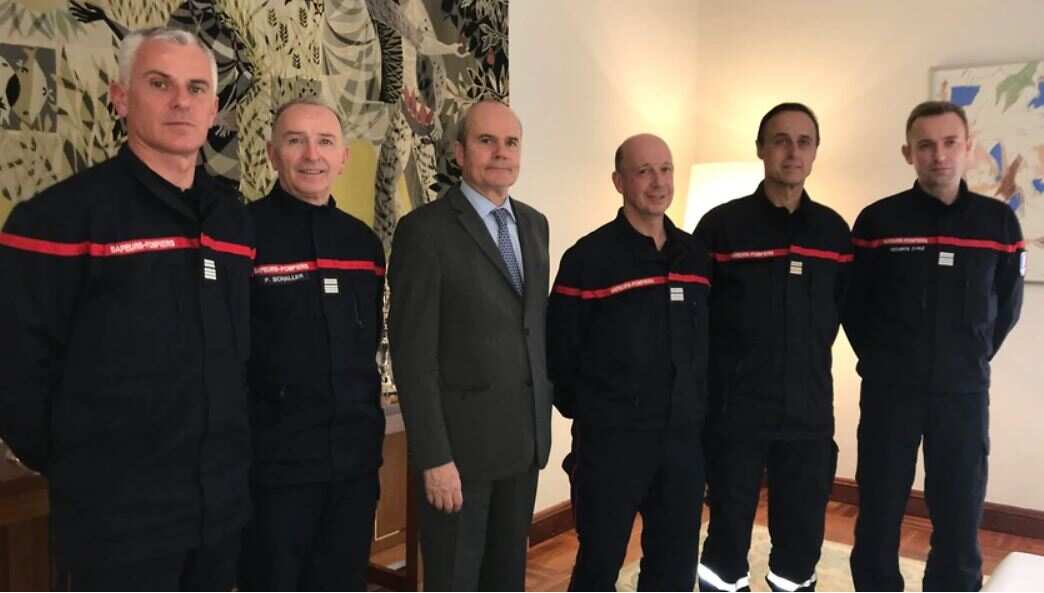 The five French firefighting experts with French Ambassador Christophe Penot (centre).