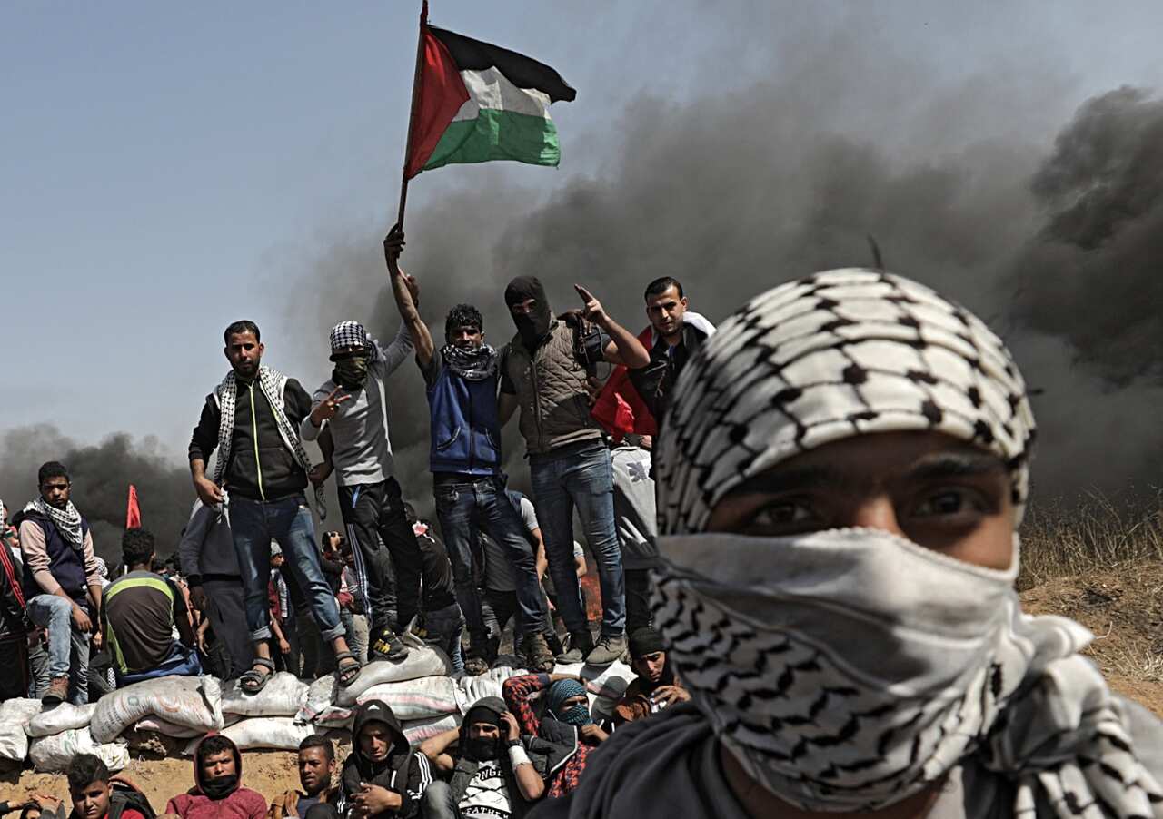 Palestinians protesters take part during clashes with Israeli troops, near the border with Israel in the east of Gaza City, 06 April 2018.