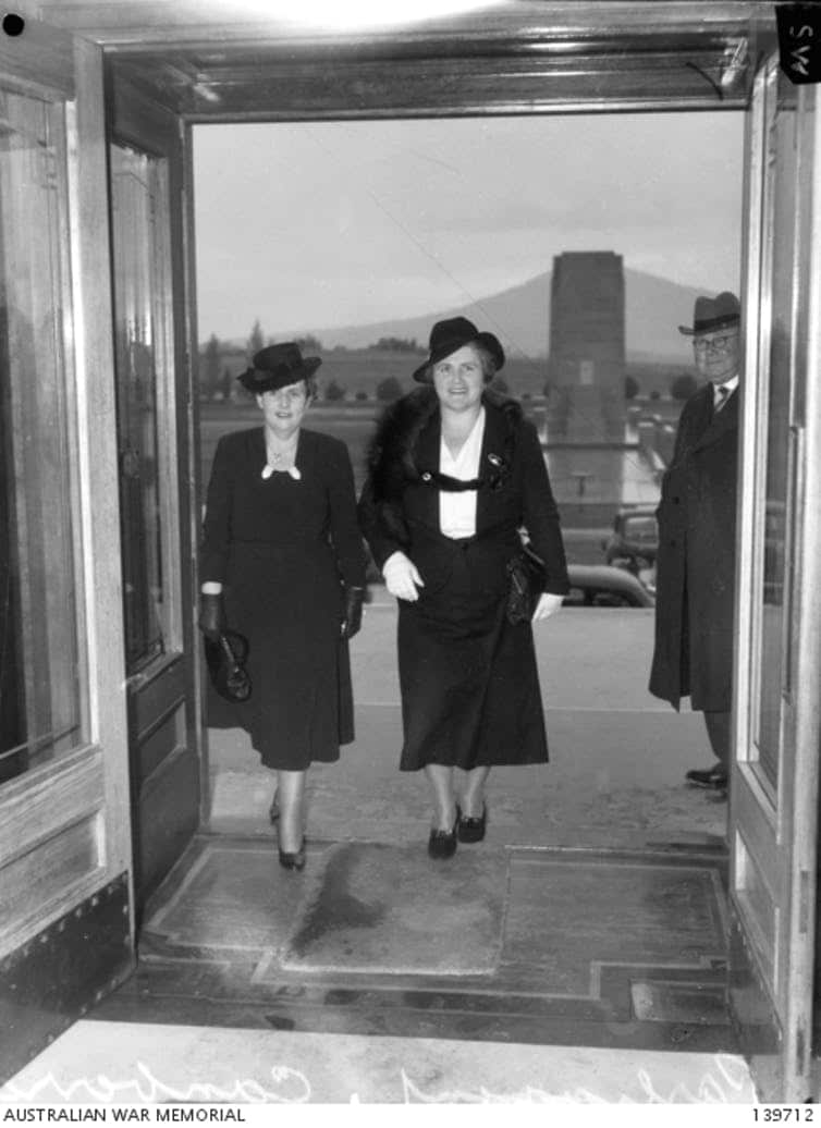 Dorothy Tangney and Dame Enid Lyons entering the House of Representatives in 1943.