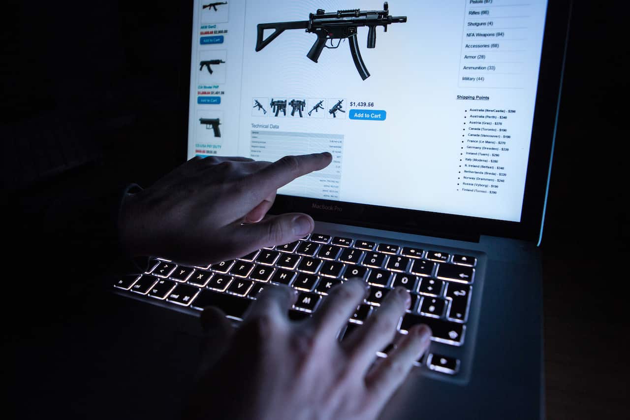 A man points to the webpage of an online shop that sells machine guns on the Darknet in Rottweil,Germany, 12 November 2016.