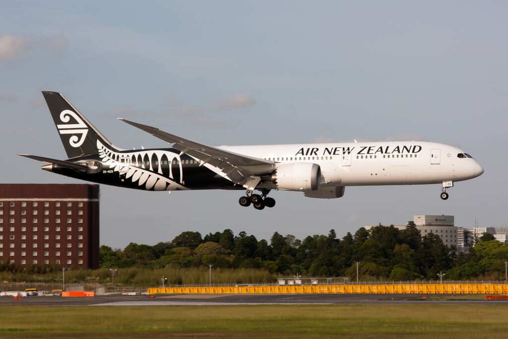 Air New Zealand Boeing 787-9 Dreamliner landing at Tokyo