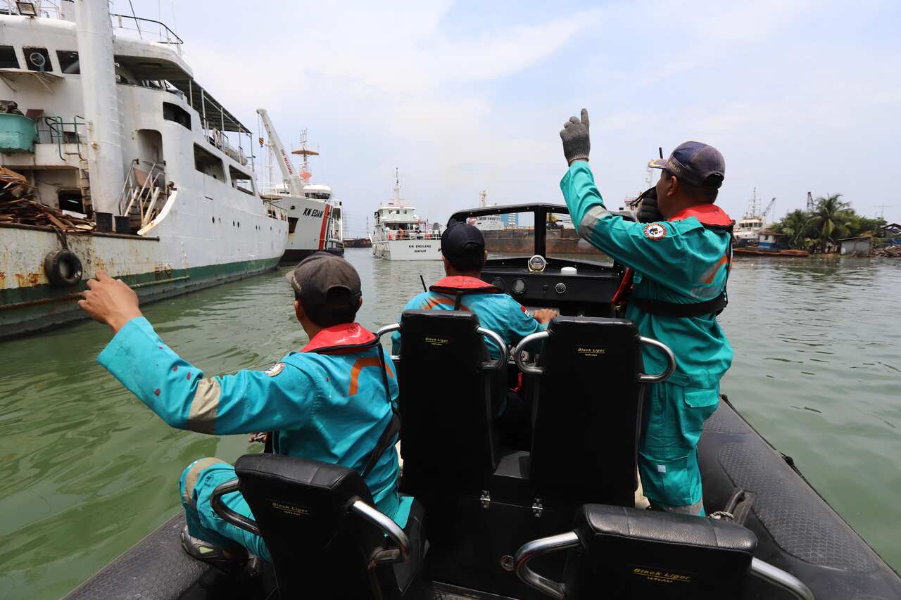 Rescue teams search for survivors from the Lion Air flight JT 610.