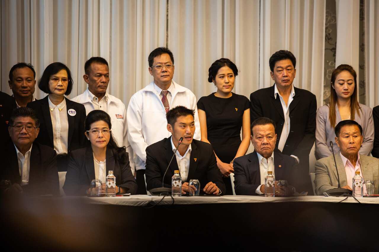 Sudarat Keyuraphan, leader of the Pheu Thai Party, and Thanathorn Juangroongruangkit, leader of the Future Forward party, sit with six major parties.