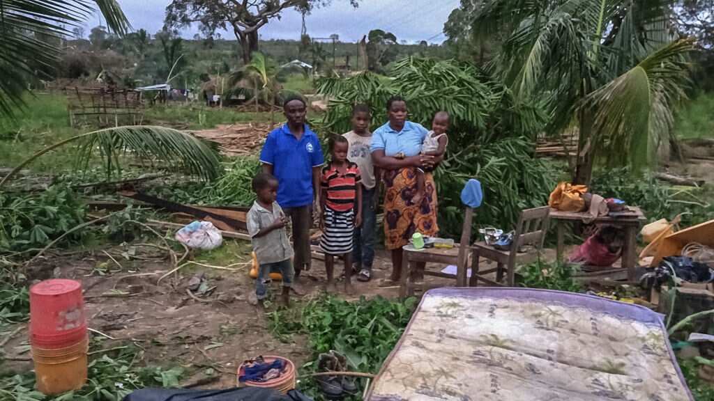 arents Maria Mendosa and Assan Madal stand with their children Pizere, Naturesa, Ancha, Ida and Luigi beside their totally destroyed home in the village of Nacate.