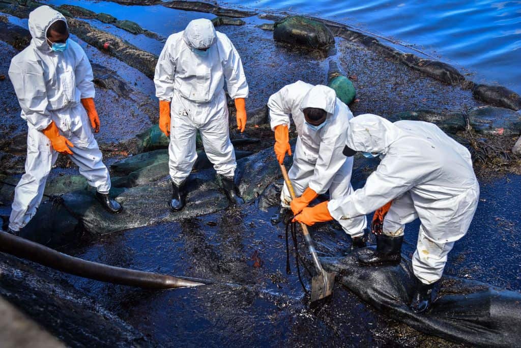 Volunteers collect leaked oil