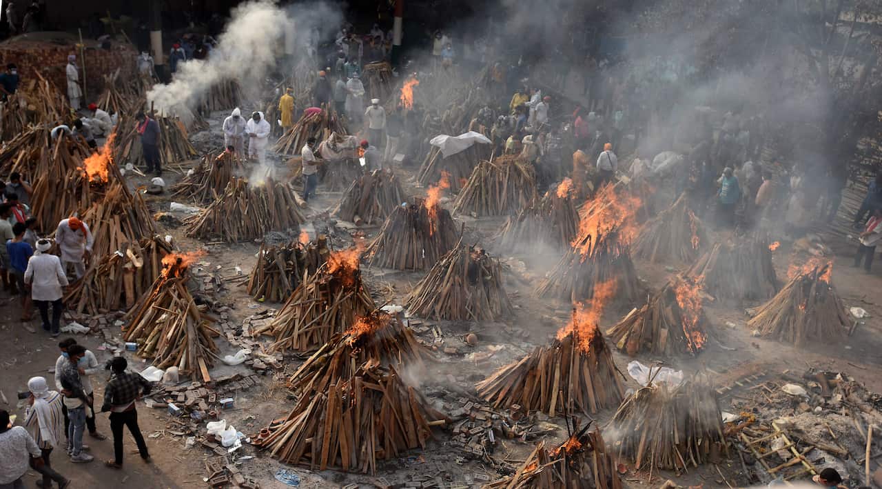 A view of mass cremation of COVID-19 victims at Gazipur crematorium on 28 April.