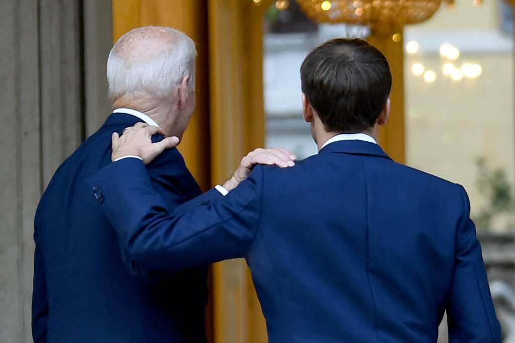 French President Emmanuel Macron (R) and US President Joe Biden (L) before their meeting at the French Embassy to the Vatican in Rome, 29 October, 2021.
