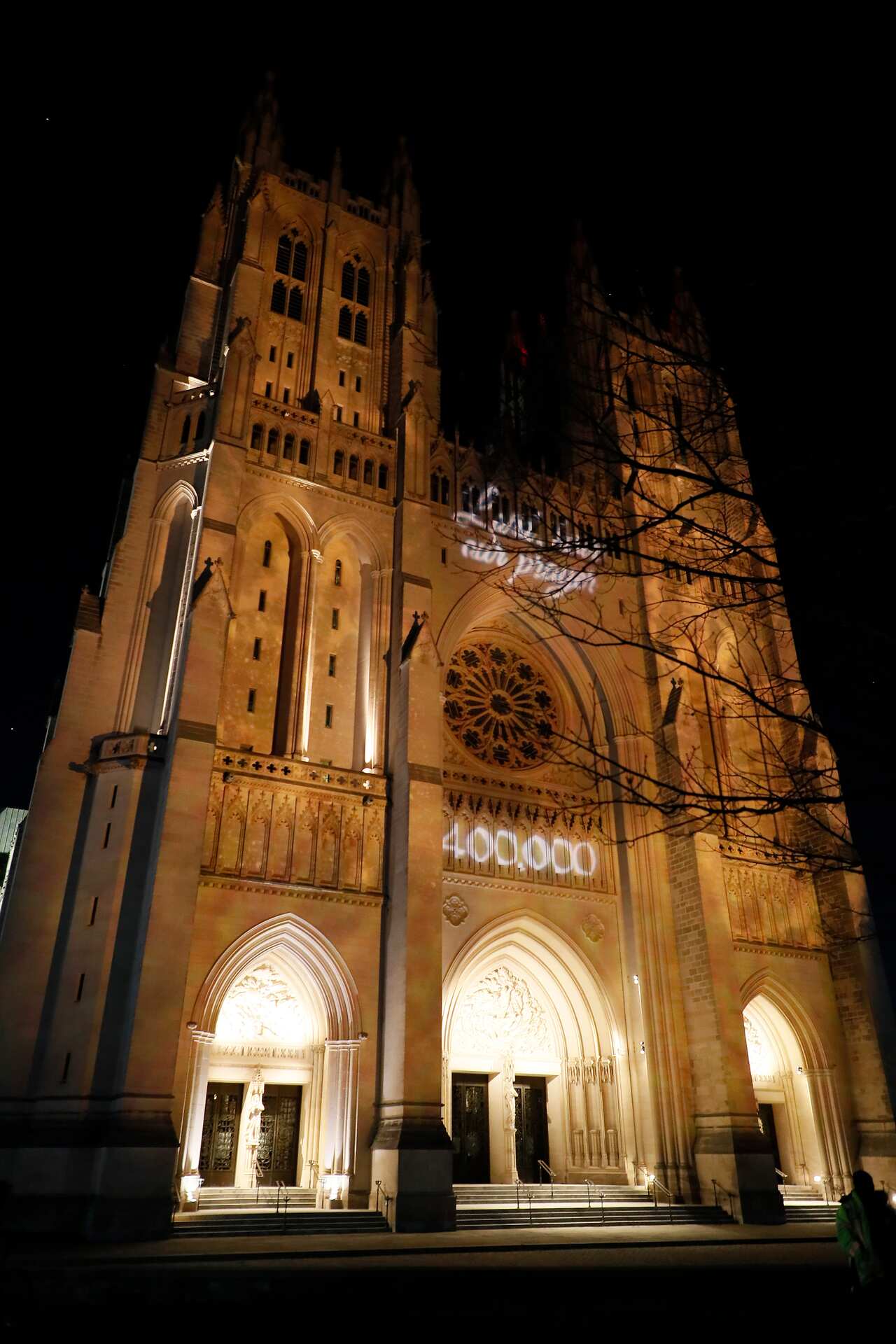 The Washington National Cathedral marks the 400,000 US lives lost to COVID-19.