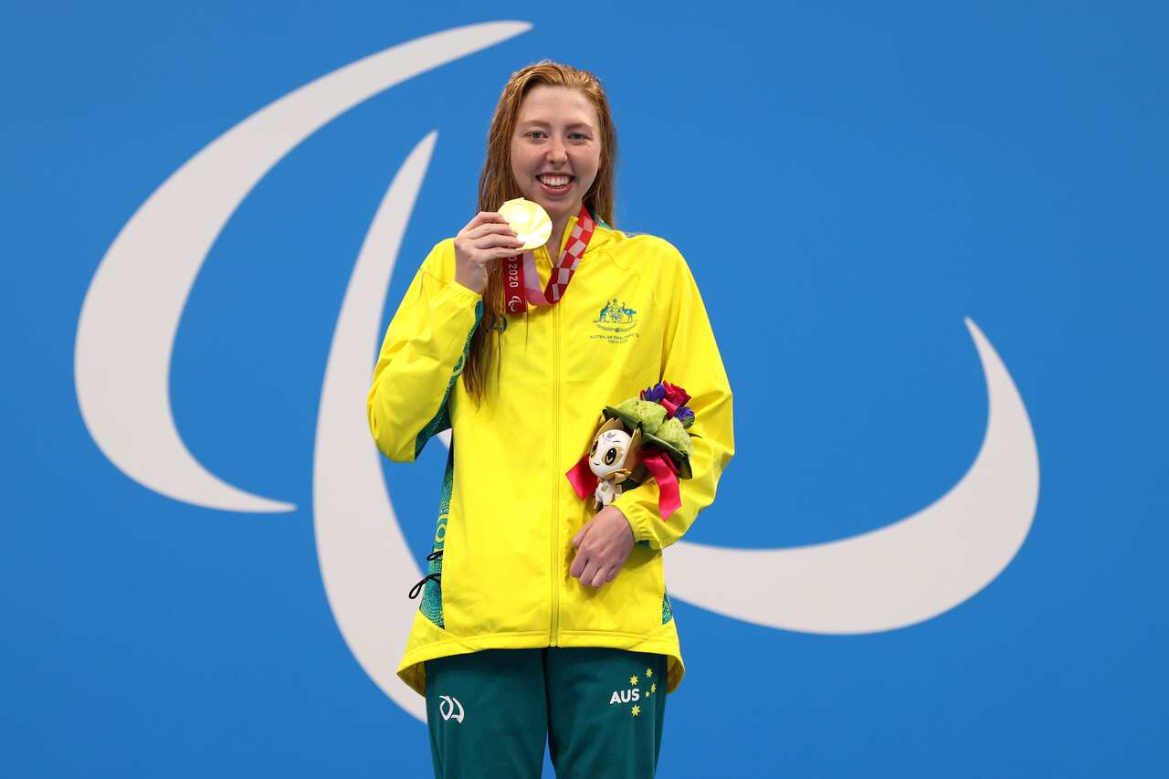 Lakeisha Patterson of Team Australia celebrates winning the gold medal in the Women's 400m Freestyle on day one of the Tokyo 202 Paralympic Games. 