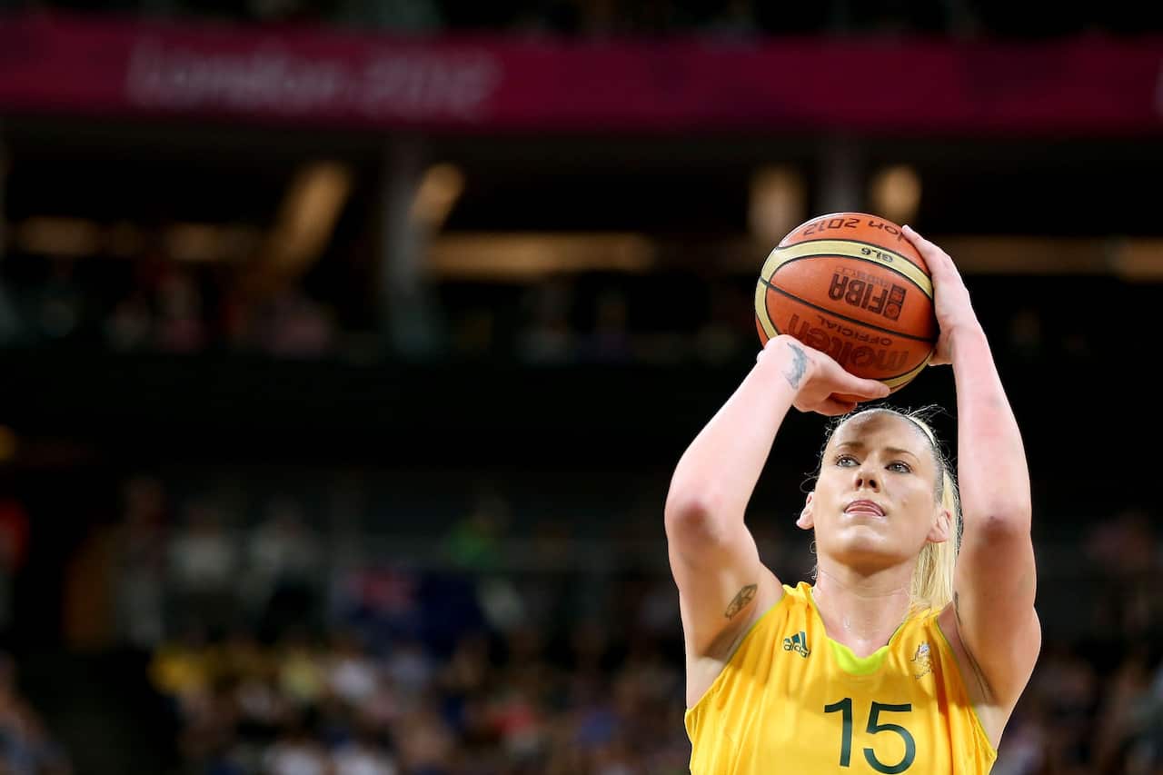 Lauren Jackson shooting in a basketball match