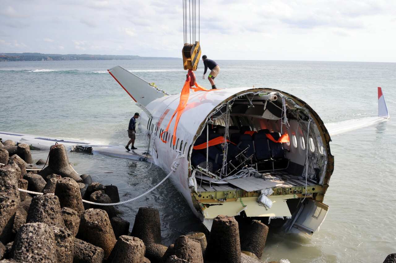 Lion Air Boeing 737 removed from the sea after a crash near Denpasar on April 17, 2013.