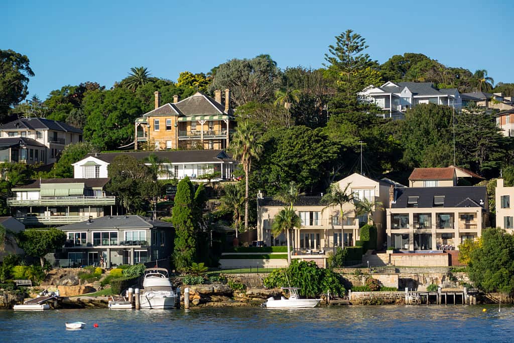 Houses on a hill and near water are considered to have good feng shui. 