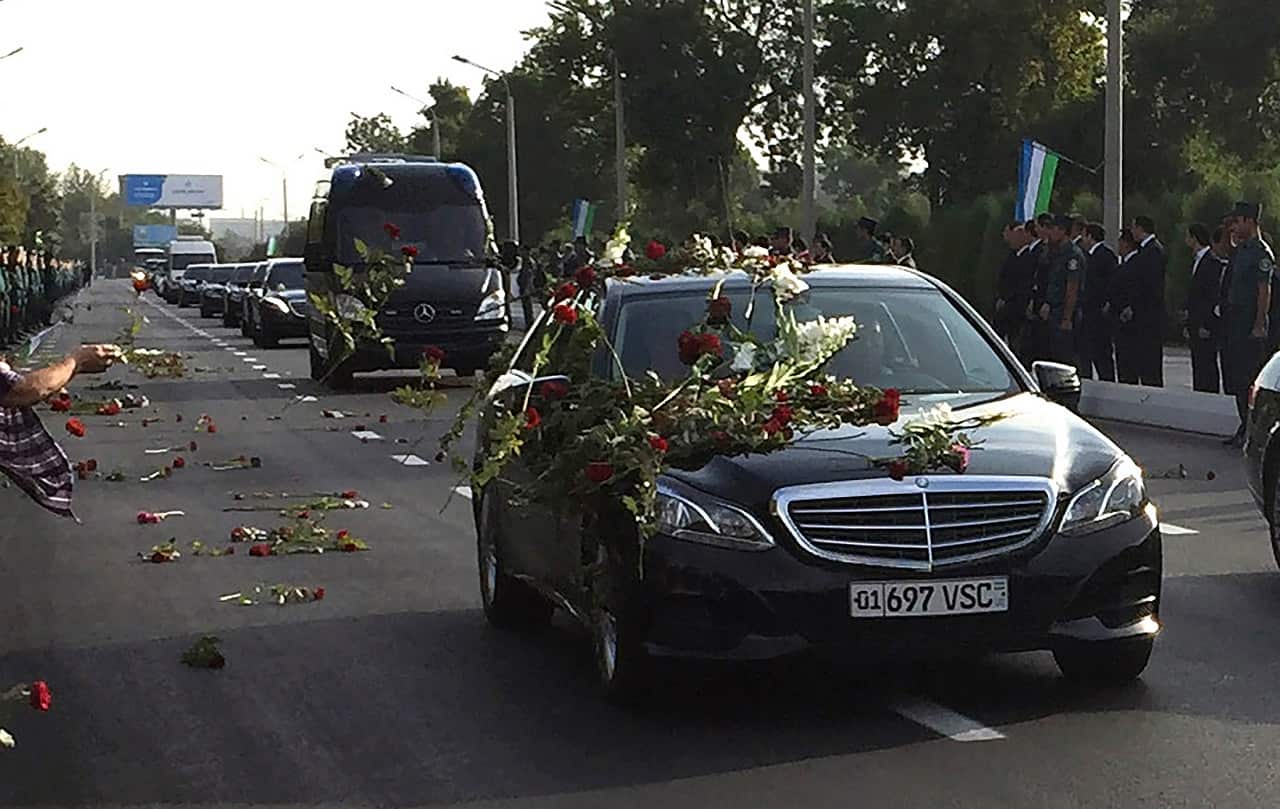 A motorcade follows the hearse of Uzbek President Islam Karimov to the airport in Tashkent on September 3, 2016.