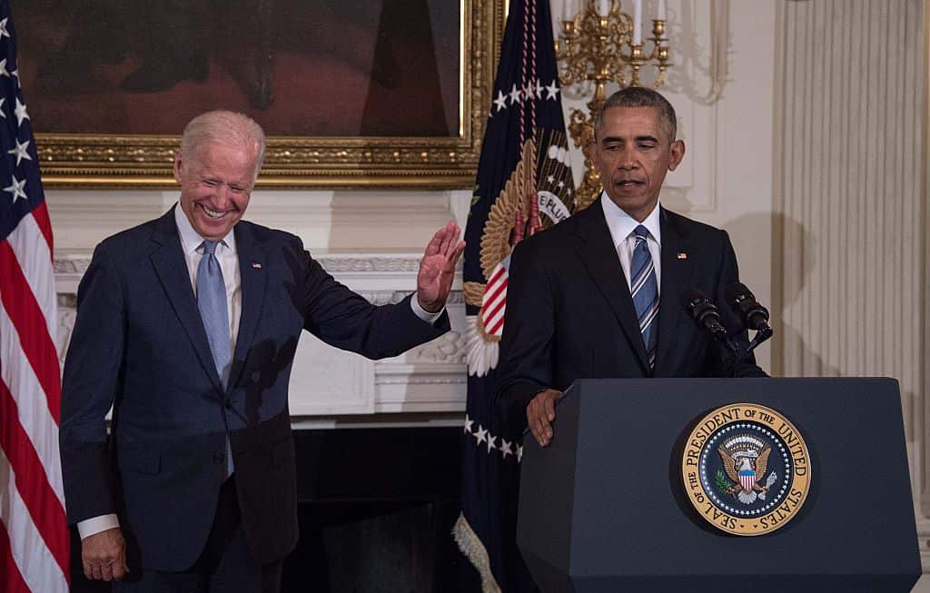  Barack Obama gives a tribute to Joe Biden in 2017.