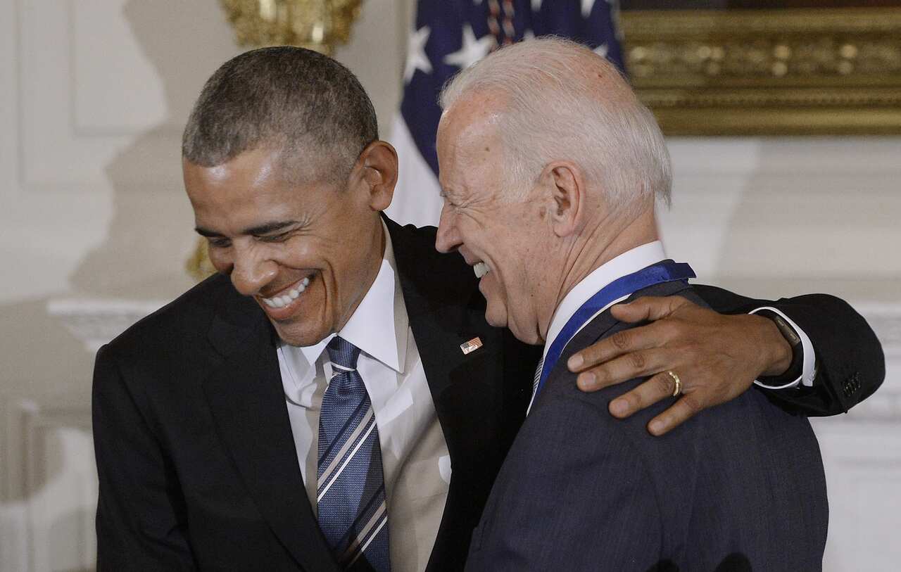 Barack Obama presents the Medal of Freedom to Joe Biden. 
