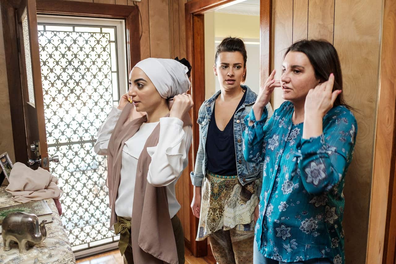 The former senator meets a family who had been on a refugee journey.