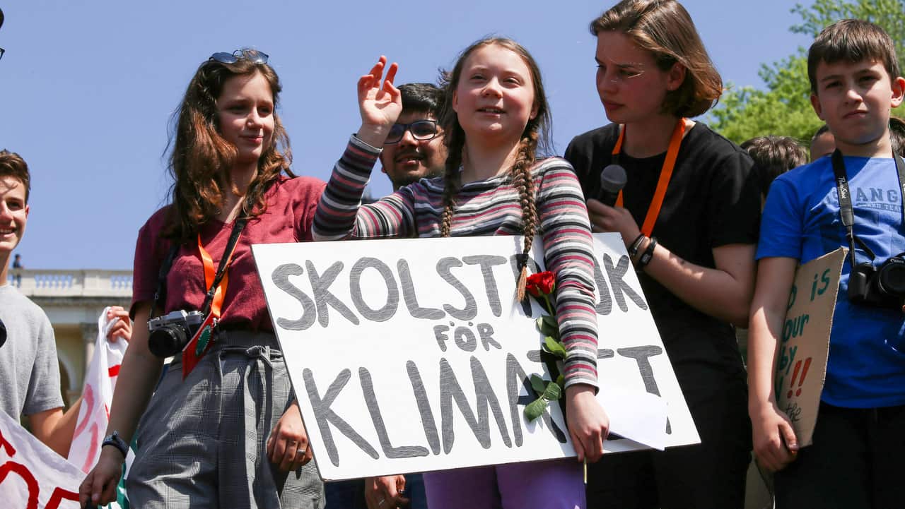 Thousands of young people have participated in demonstrating against pollution and climate change in Rome. 