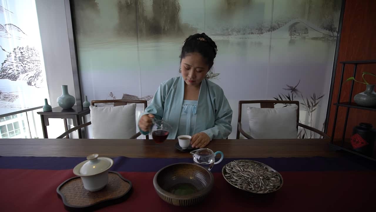 young nationalists reviving traditional Chinese culture through fashion