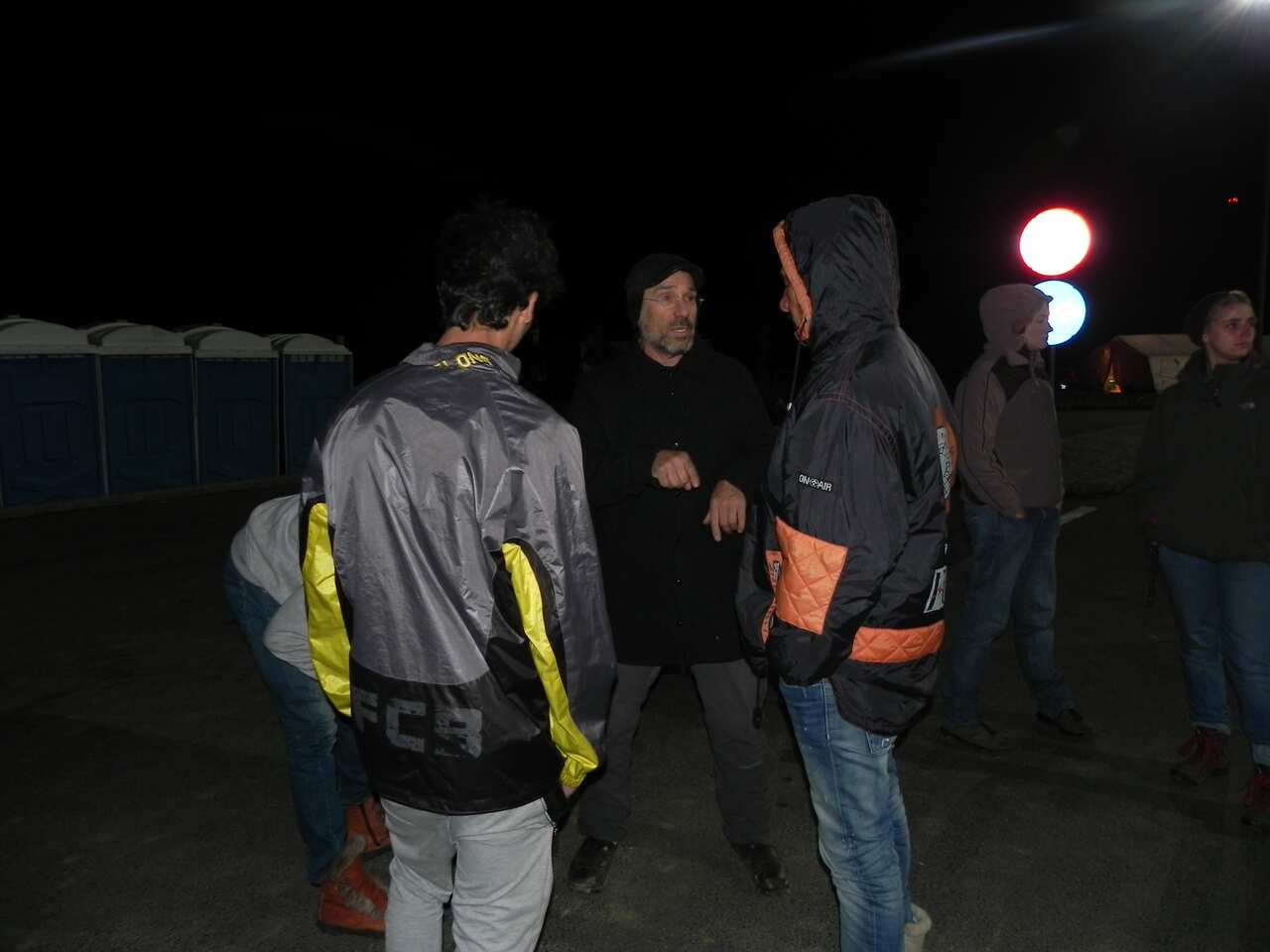 Hans Breuer talking to refugees on the Austria-Hungary border.