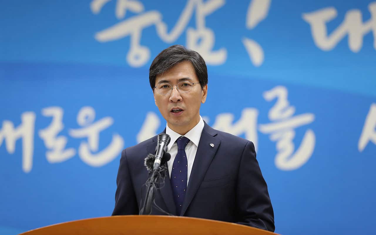 Ahn Hee-jung speaking during a press conference.