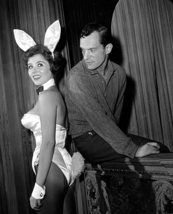 Hefner poses with "bunny-girl" hostess Bonnie J. Halpin at Hefner's nightclub in Chicago in 1961