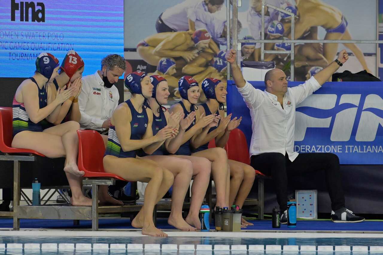 Hungary's team during the women's waterpolo Olympic Game qualification tournament 2021.