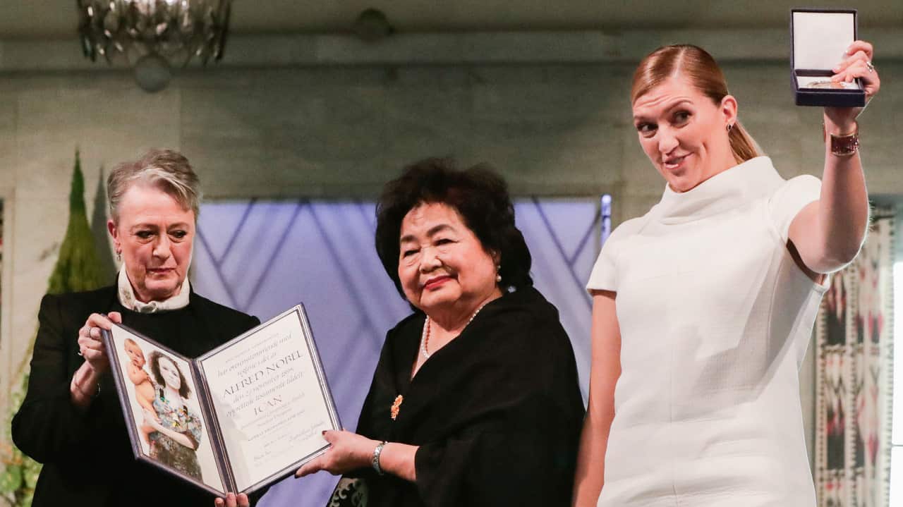 Hiroshima Survivor Setsuko Thurlow and leader of ICAN Beatrice Fihn collect the 2018 Nobel Peace Prize.