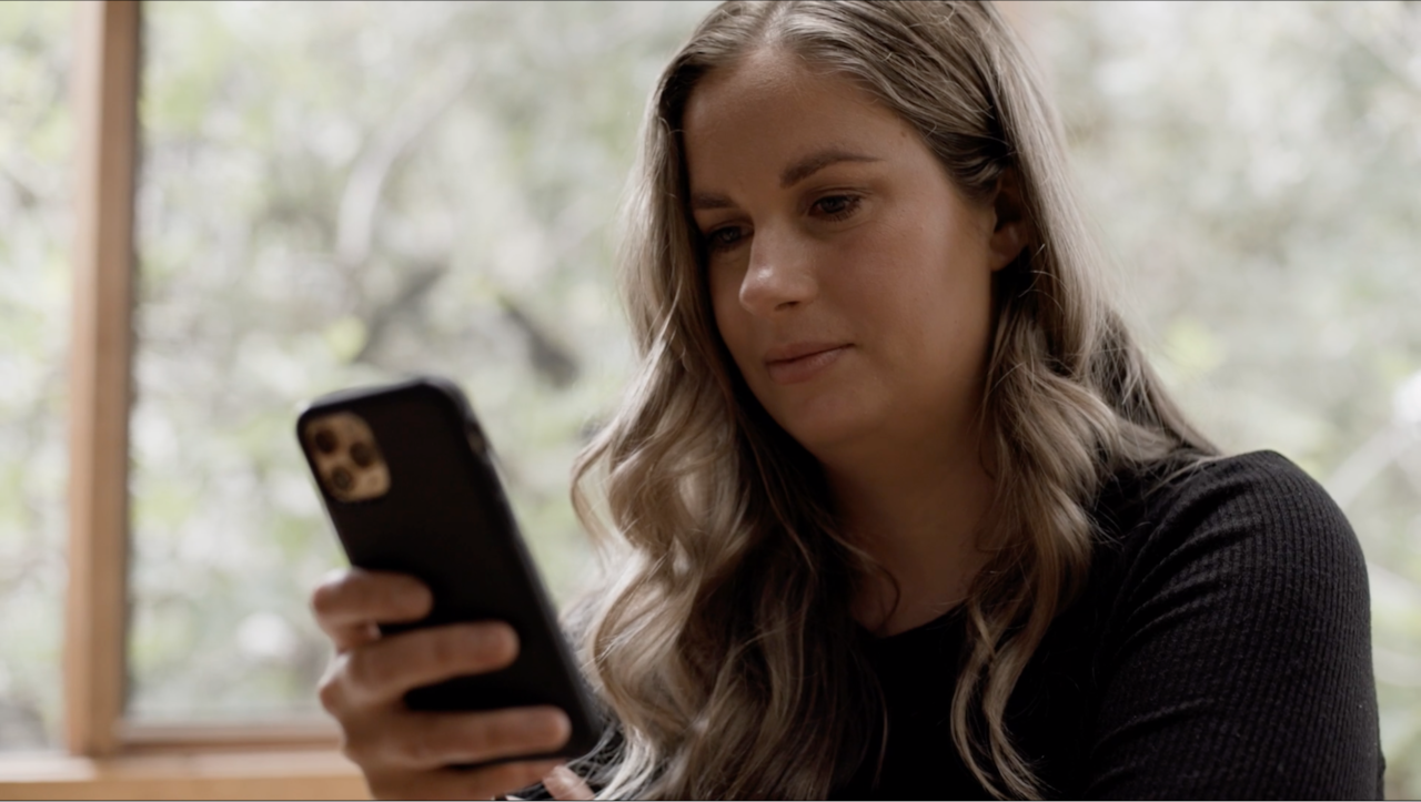 Lisa scrolling through her TikTok