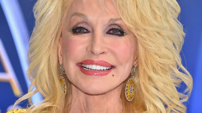 01-dolly-parton.w704.h396.jpg