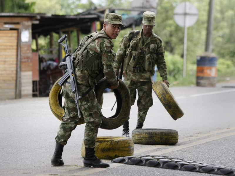 Colombian soldiers set up a checkpoint
