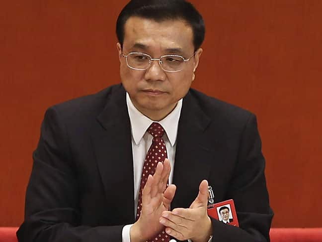 Close up of Li Keqiang clapping.