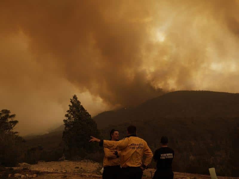 A 55,000-hectare bushfire continues to burn at the Orroral Valley south of the ACT.