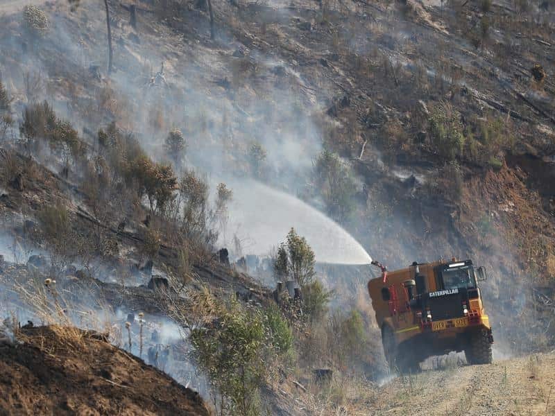 Changing weather conditions in Victoria are both helping and hindering bushfire fighting efforts. 