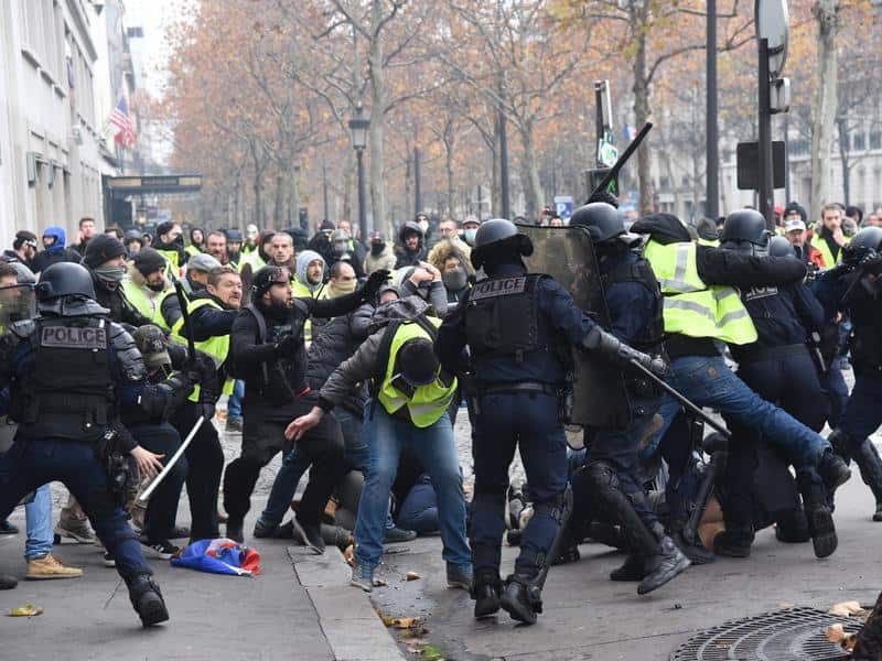 Protesters clash with police in Paris
